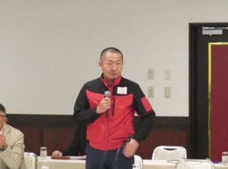 挨拶する矢萩会長